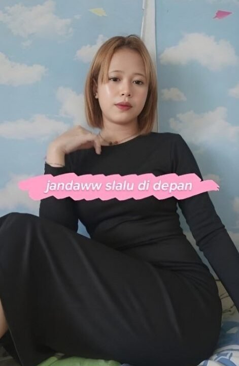 คลิปโป๊สาวทางบ้านตั้งกล้องช่วยตัวเองเอาควยปลอมยัดหีอย่างแจ่ม